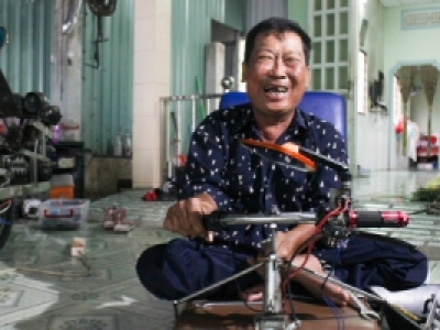Đời 'không khuất phục' của ông thợ liệt hai chân